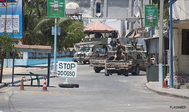 SOMALİ'DE BİR PLAJ VE OTELE DÜZENLENEN SALDIRIDA 32 KİŞİ ÖLDÜ!