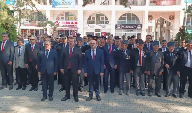 Şuhut'ta 30 Ağustos Zafer Bayramı kutlamaları çelenk sunumu ile başladı