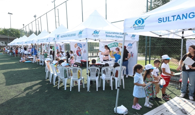 Sultangazi Belediyesi'nin "Bilim Firarda" otobüsündeki renkli etkinliklerde 40 bin çocuk buluştu