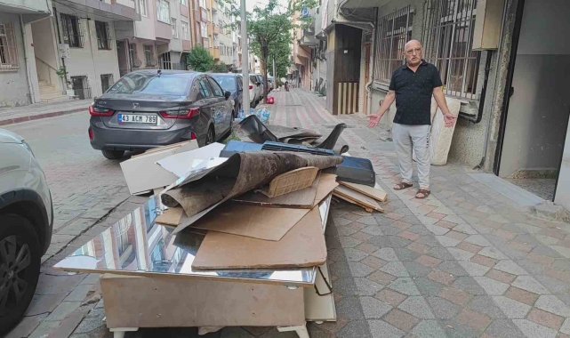 Sultangazi'de gurbetçiye kiracı şoku: Daireyi çöp eve çevirip 100 bin lira zarar verip kaçtılar