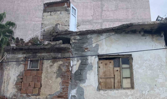 Sürücü 1,5 dakikayla kurtuldu, balkon aracın üzerine göçtü