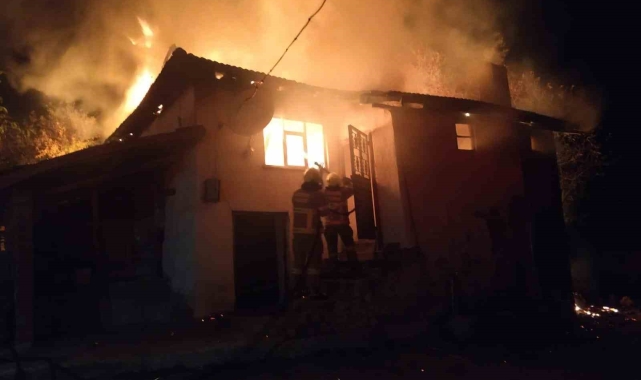 Susurluk'ta ev yangında kullanılamaz hale geldi