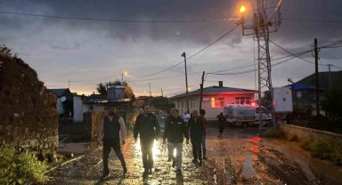 Susuz'da bir köy selden zarar gördü