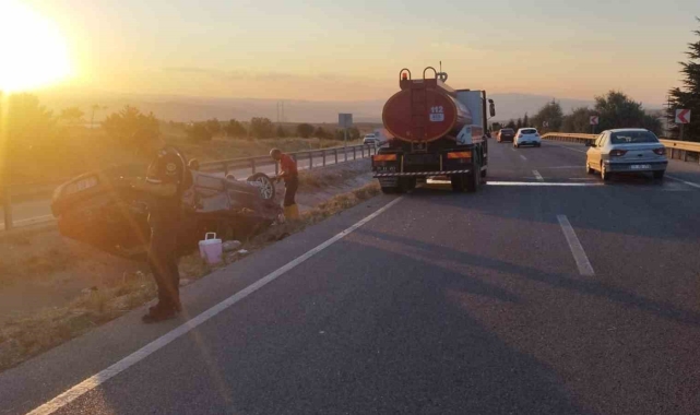 Takla atan otomobildeki 4 kişi yaralandı