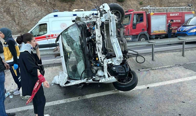 Takla atıp refüje giren hafif ticari araçta 6 kişi yaralandı