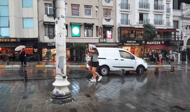 Taksim'de sağanak yağış etkili oldu