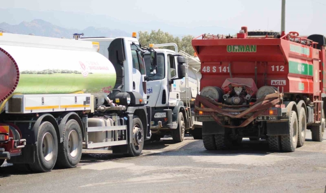 Tam mesai yapan itfaiye ve orman araçlarına tankerlerle su takviyesi yapılıyor