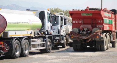 Tam mesai yapan itfaiye ve orman araçlarına tankerlerle su takviyesi yapılıyor