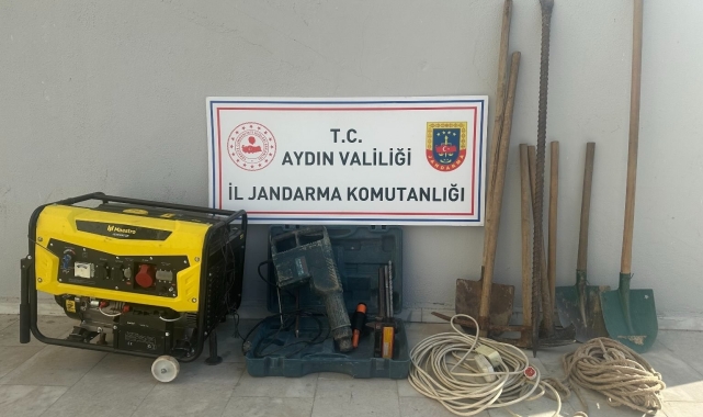 Tarihi eser için açtıkları 3 metrelik çukurda yakalandılar