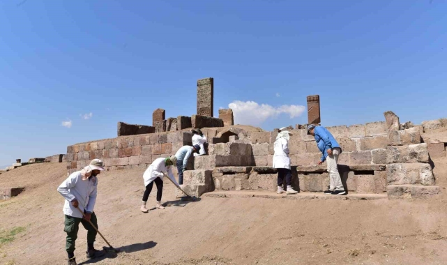 Tarihi mezarlıkta Birinci Dünya Savaşı'nda oluşan tahribatın izleri siliniyor