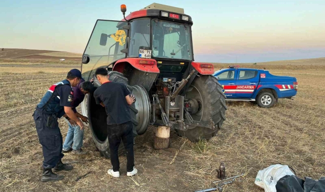 Tarlada mahsur kalan çiftçiye jandarma yardım etti