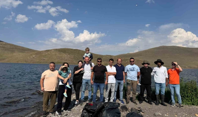 Taşlıçay Balık Gölü adasında kuşlar için temizlik seferberliği