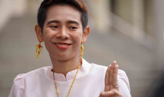 Tayland'da kraliçeyi taklit eden aktiviste 2 yıl hapis