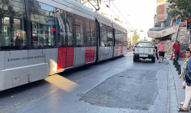 Tehlikeli bina yıkımına rağmen İBB'nin tramvay seferleri devam etti