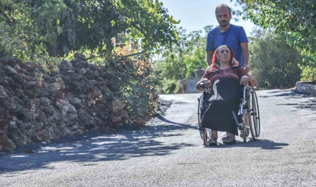 Tekerlekli sandalye ile hayatını sürdüren engelli vatandaş için sokağına özel asfalt döküldü
