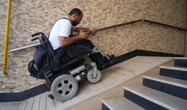 Tekerlekli sandalyeli vatandaşın engelli rampası ile imtihanı