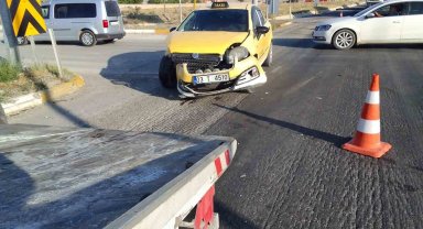 Ticari taksi ile otomobilin çarpıştığı kazada 2 kişi yaralandı