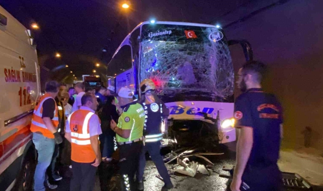 Tır, otomobil ve 2 otobüsün karıştığı kazada ortalık savaş alanına döndü: 15 yaralı