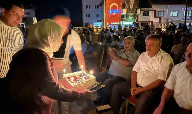 Tiyatro gösterisini izleyen Başkan Pütün'e sürpriz doğum günü kutlaması