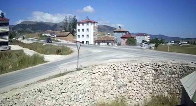 Tokat'ta 50 metre yükseklikten tarlaya devrilen otomobil kazası kamerada