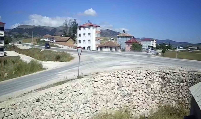 Tokat'ta 50 metre yükseklikten tarlaya devrilen otomobil kazası kamerada