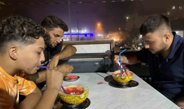 Toroslar'ın zirvesinden getirilen karla serinliyorlar