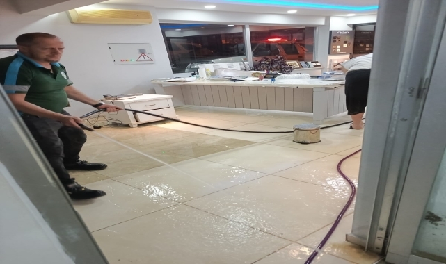 Trabzon'daki su baskınlarına belediye ekipleri müdahale etti