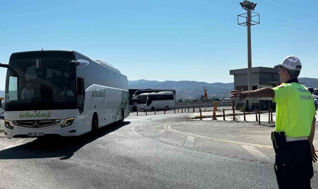 Trafik ekipleri emniyet kemerinin önemine dikkat çekti