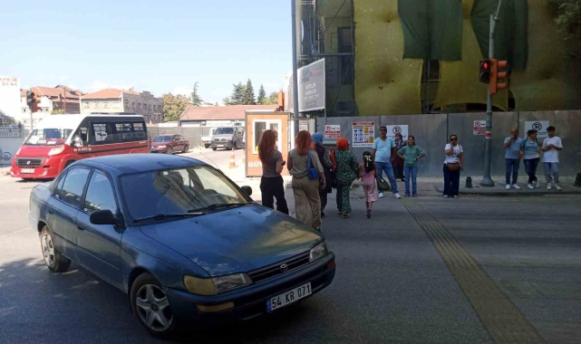 Trafikte kırmızı ışığı umursamayan yayalar tehlike oluşturuyor