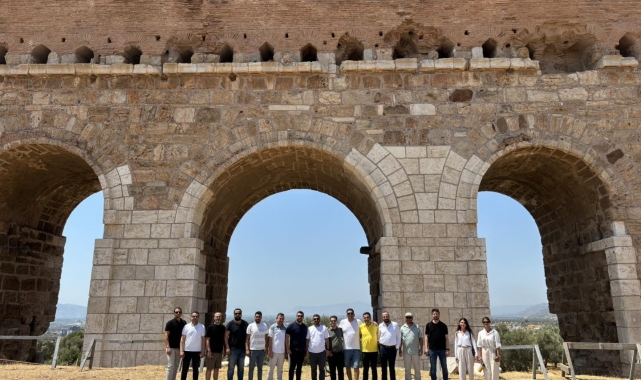 Tralles'te 44 derece sıcakta tarihi kazı yapan ekibe teşekkür yemeği