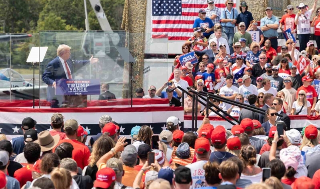 Trump, suikast girişiminin ardından ilk açık hava mitinginde kurşungeçirmez cam arkasında konuştu