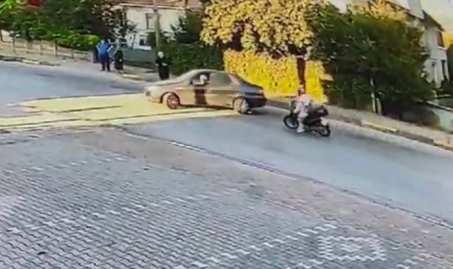 'U' dönüşü yapmak isteyen otomobile çarpmamak için manevra yaptı, yerde sürüklendi: O anlar kamerada