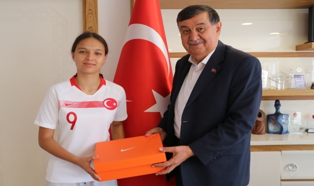 U15 Kadın Futbol Milli Takım seçmelerine davet edilen sporcuya krampon hediye edildi