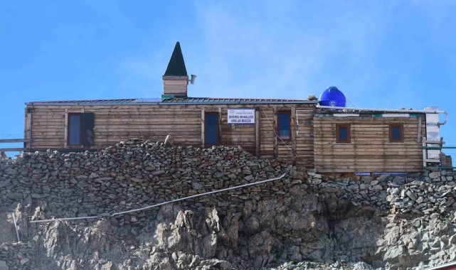 'Uçurumdaki mescit' ziyaretçilerini hayran bırakıyor