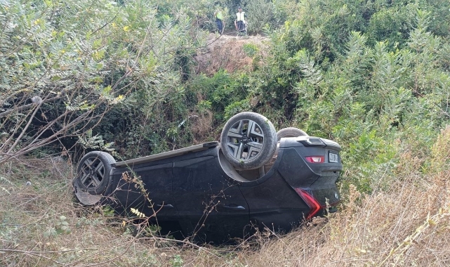 Uçurumdan uçan otomobildeki 2'si çocuk 3 kişi yaralandı