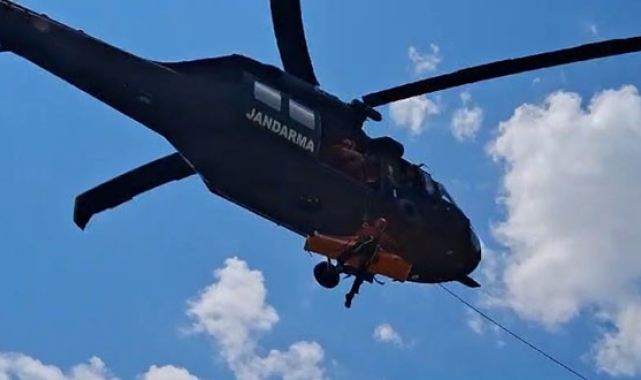 Uçurumdan yuvarlanan off-road tutkunu 2 kişi, yaralı olarak helikopterle kurtarıldı