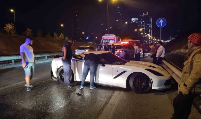 Ümraniye'de 15 milyon liralık lüks araç ticari taksiye çarptı: 1 yaralı