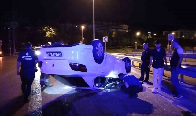 Ümraniye'de kontrolden çıkan otomobil takla attı: 2 yaralı