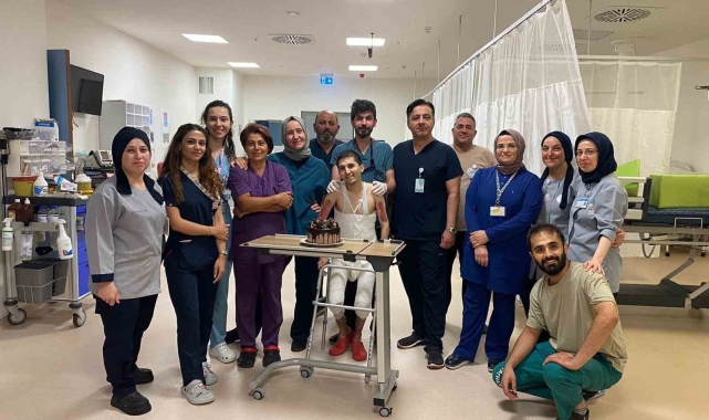 Üniversite öğrencisine 7 aydır tedavi gördüğü hastanedeki sağlık çalışmalarından doğum günü sürprizi