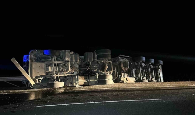 Uşak'ta devrilen tırın sürücüsü yaralandı