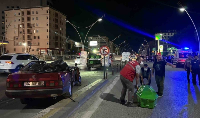 Uşak'ta feci kaza: Tırın dorsesine çarpan otomobil sürücüsü hayatını kaybetti