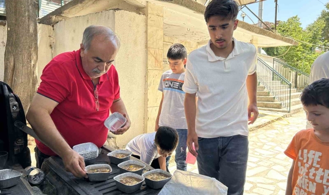 Uşak'ta şehitler için yüzlerce kişilik aşure hayrı yapıldı
