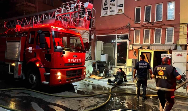 Uşak'taki yangında 2 iş yeri ve 1 ev zarar gördü