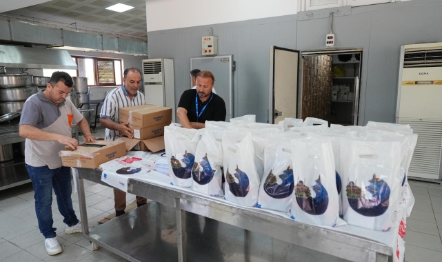 Üsküdar'da ihtiyaç sahiplerine konserve et dağıtımı