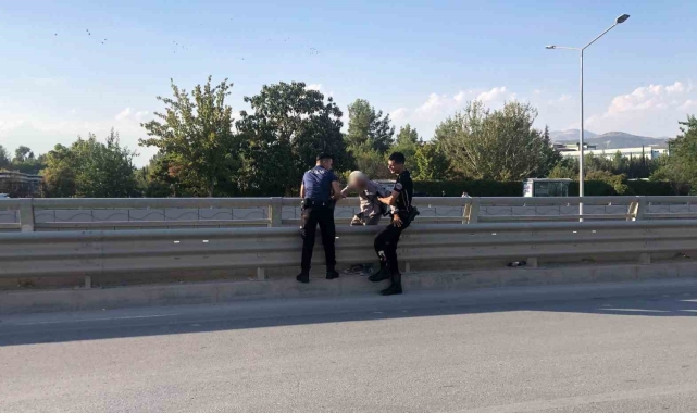 Üst geçitten atlamak isterken polis yakaladı