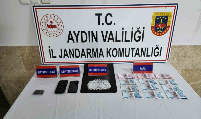 Uyuşturucuyu vites topuzuna gizlediler, jandarmadan kaçamadılar