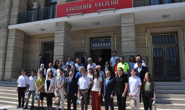 Vali Aksoy YKS'de ilk 100'e giren öğrencilere hediye takdim etti