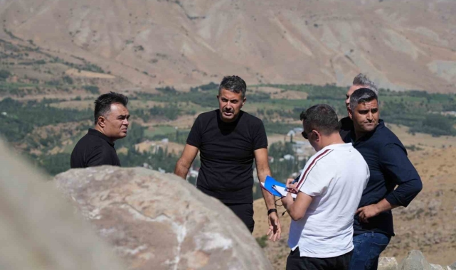 Vali Çelik, Türkiye ile İran sınırdaki duvar çalışmalarını inceledi