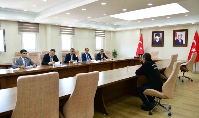Vali Çiçek, halk gününde talepleri dinledi
