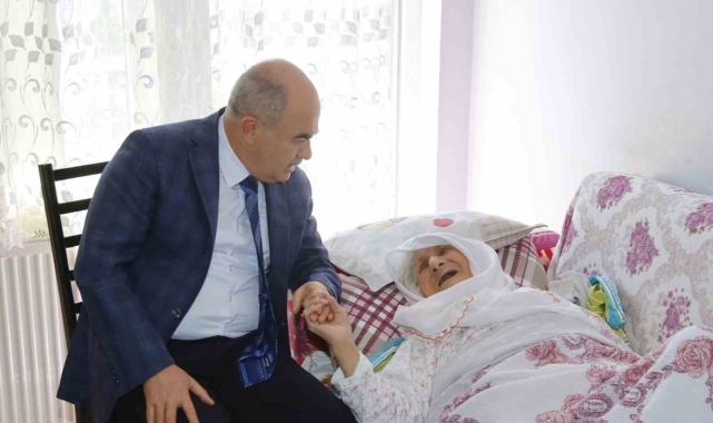 Vali Dağlı'nın 100 yaşındaki Kezban teyzeyle sohbeti yürekleri ısıttı